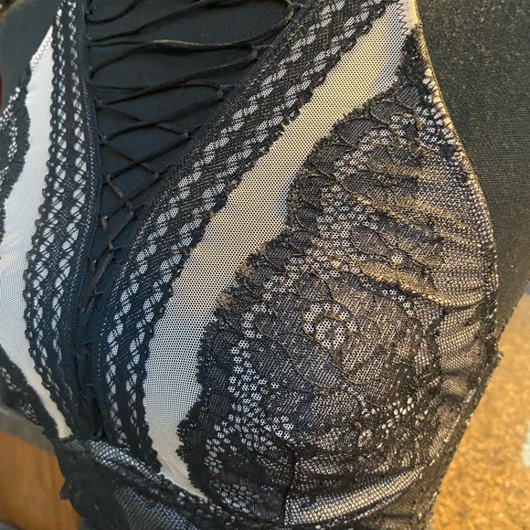 Victoria’s Secret high neck lace bra. Adjustable size Small. - Picture 6 of 6